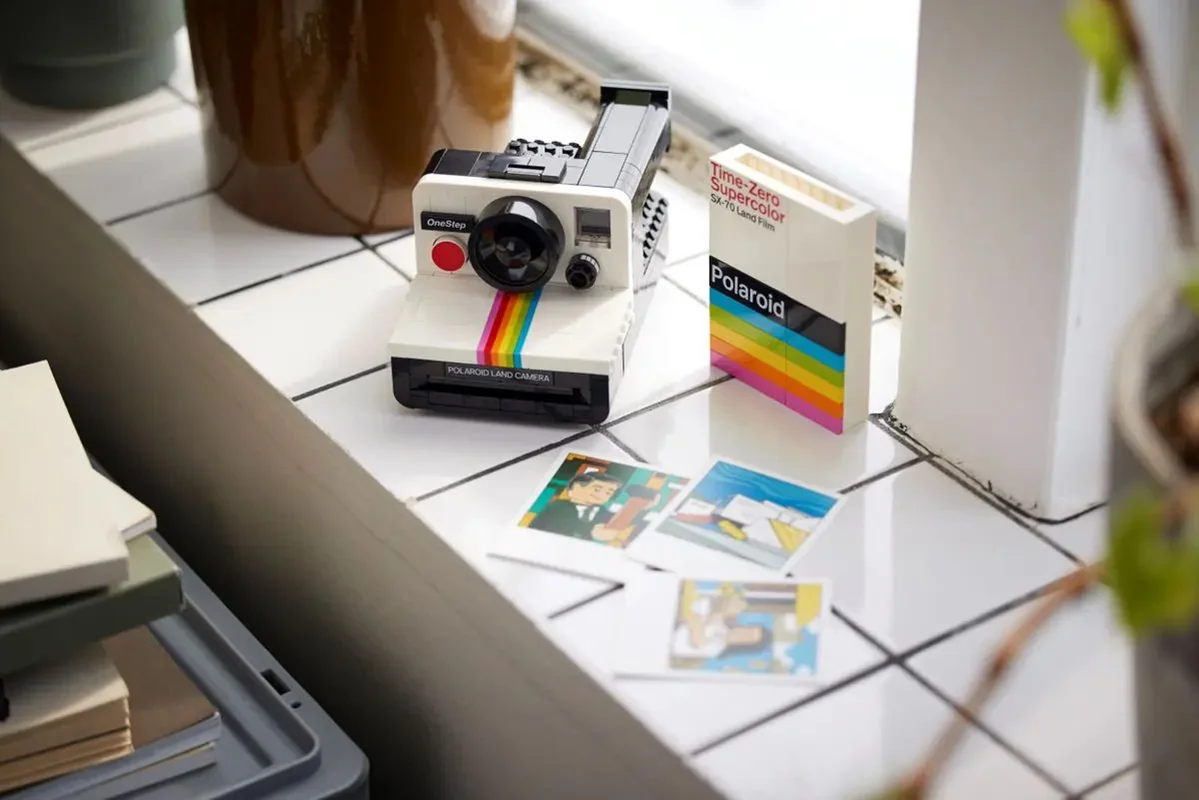 "LEGO Polaroid OneStep SX-70 Camera 21345 - مجموعه ساختنی دوربین کلاسیک پولارید با جزئیات دقیق و طراحی زیبا."