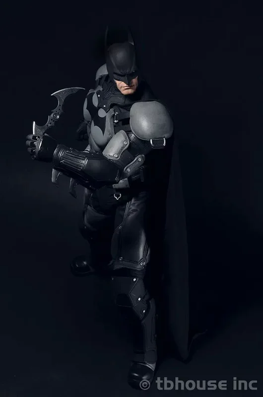 فیگور بتمن Arkham Origins در حال آمادهسازی برای مبارزه