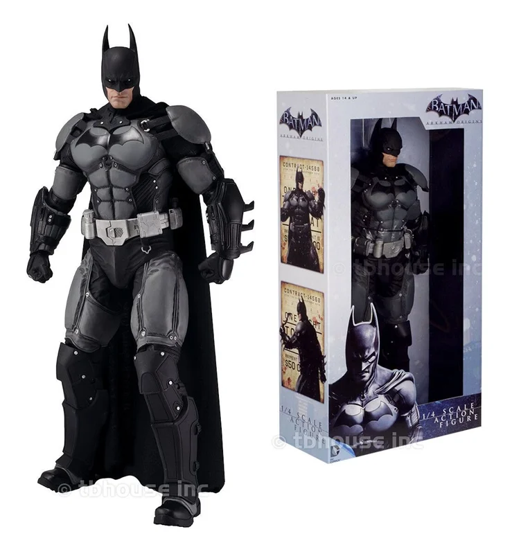 نمای جلو فیگور بتمن آرکام اوریجینز در کنار جعبه Batman Arkham Origins