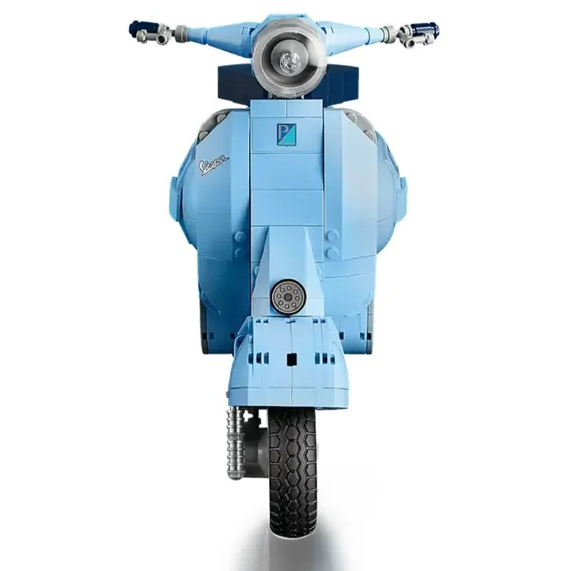 نمای کامل لگو Vespa 125 ساخته شده از جلو
