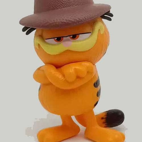 فیگور گارفیلد دست به سینه ایستاده با کلاه Garfield