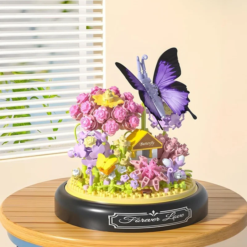 نمای مورب لگو جعبه گل و پروانه بوتیک Flower Butterfly Love روی میز چوبی با نور طبیعی