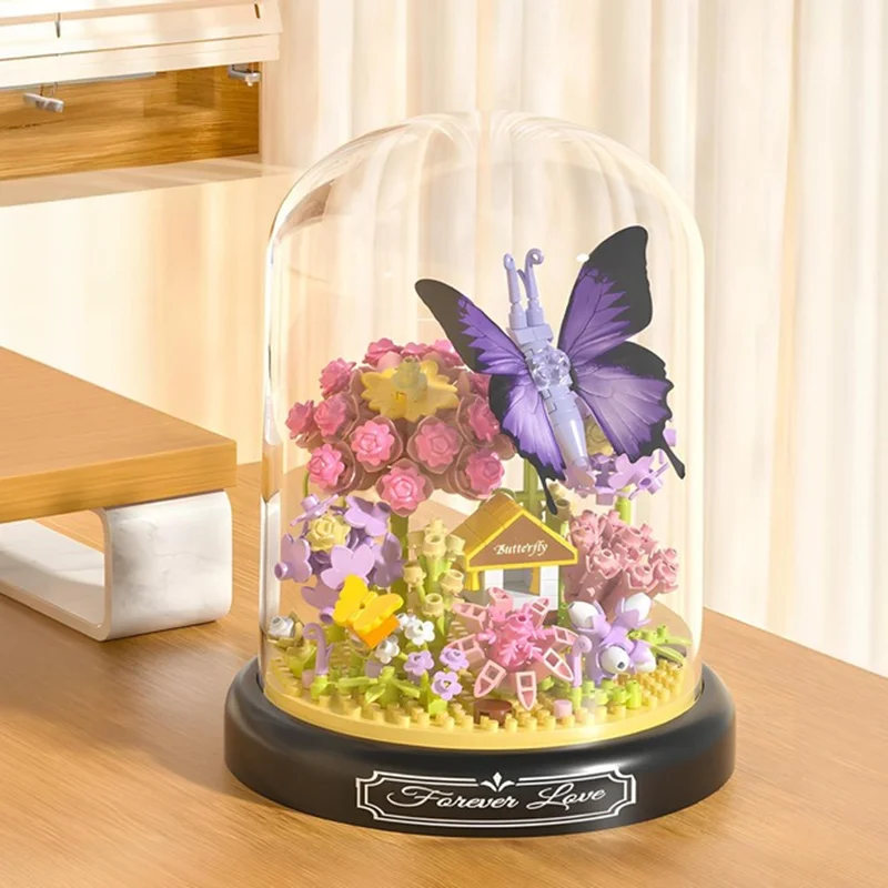 نمای نزدیک قطعات گل و پروانه لگو جعبه گل و پروانه بوتیک Flower Butterfly Love روی میز