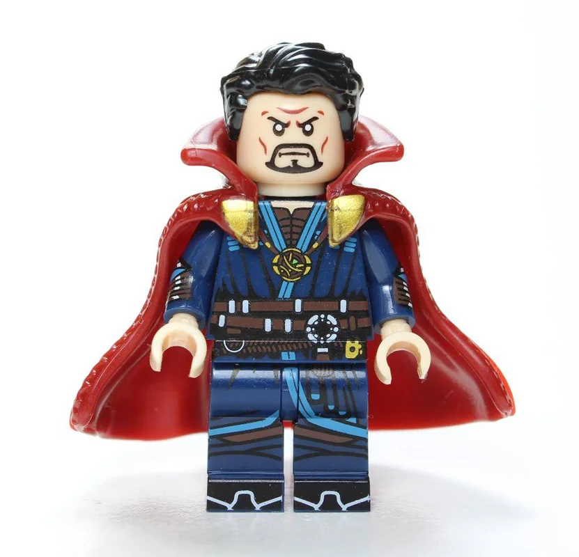 نمای جلوی مینی فیگور لگو دکتر استرنج Dr Strange با شنل و مو