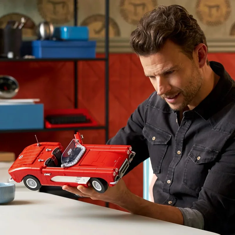 "LEGO Brand Icons Corvette 10321 - مجموعه ساختنی ماشین کلاسیک کوروت با جزئیات دقیق و طراحی زیبا."