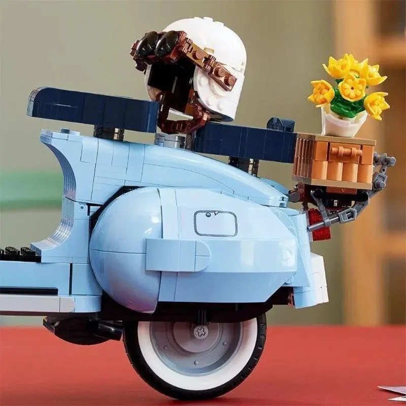 نمای پشتی لگو Vespa 125 با جزئیات لوگو