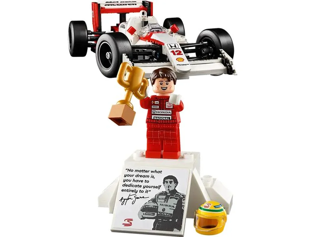 مدل ساختهشده McLaren MP4/4 به همراه مینیفیگور Ayrton Senna و استند اطلاعاتی