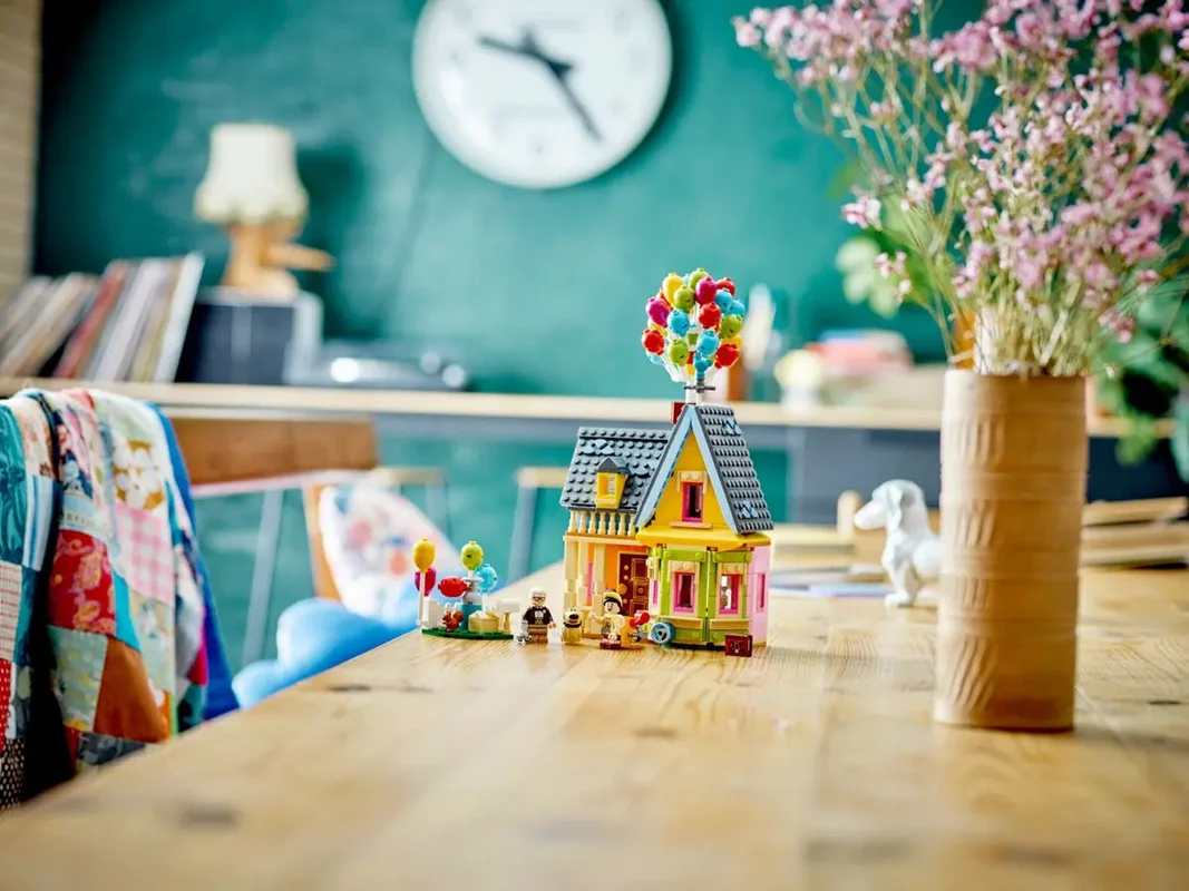 "LEGO Disney and Pixar ‘Up’ House Disney 100 - مجموعه ساختنی خانه کارل و راسل از انیمیشن UP، شامل فیگورهای کارل، راسل و داگ."