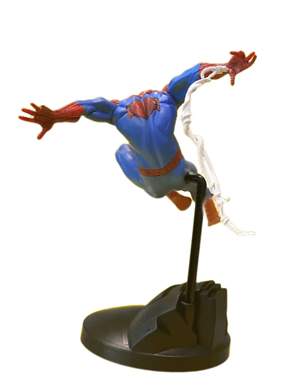 نمای نزدیک از پایه ثابت فیگور تصویر اسپایدرمن از زاویه عقب