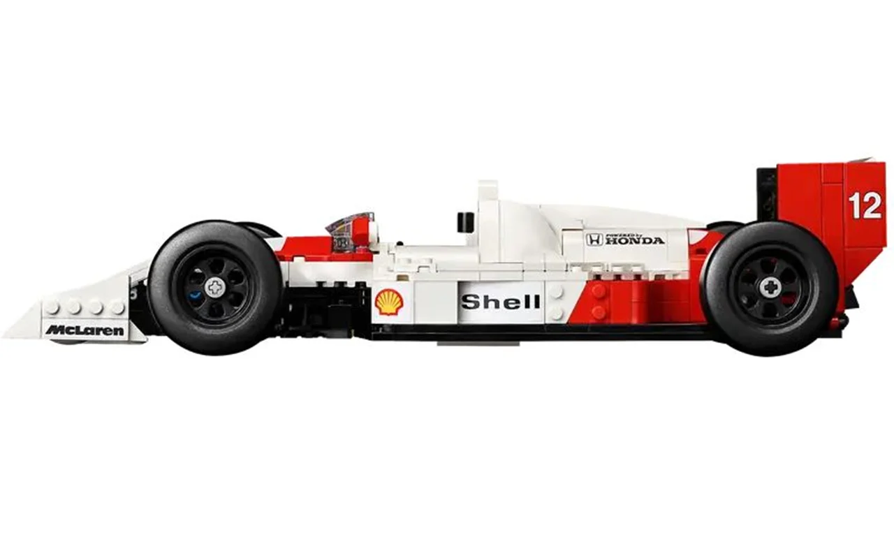 نمای جانبی لگو ماشین فرمول یک McLaren MP4/4 & Ayrton Senna 10330 با تاکید بر تناسبات دقیق خودرو