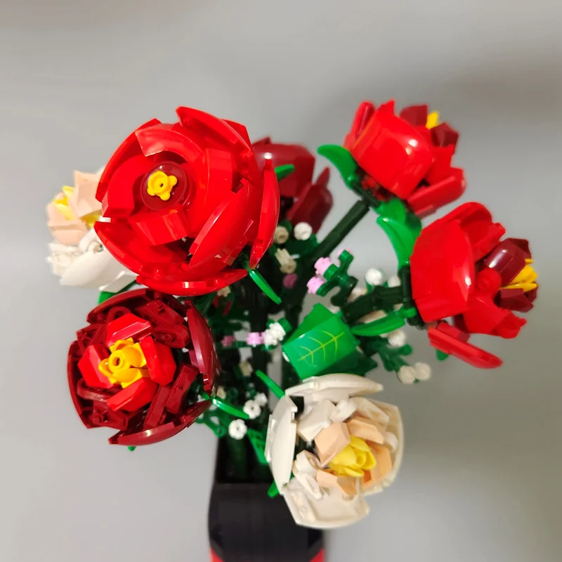 نمای نزدیک و بالا از گلهای لگو گلدان گل رز