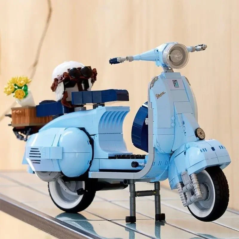 لگو Vespa 125 مدل کلاسیک روی میز