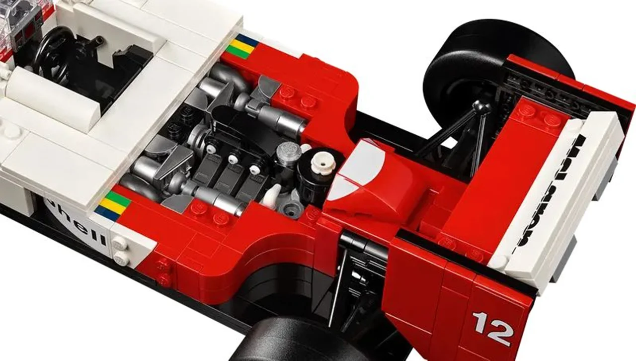 مای نزدیک از موتور V6 توربوشارژ و جزئیات قرمز و سفید مدل McLaren MP4/4