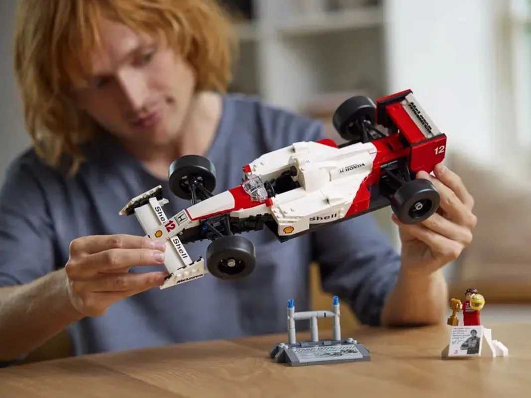 دست در حال ساخت مدل McLaren MP4/4 با تاکید بر جزئیات فنی و قطعات