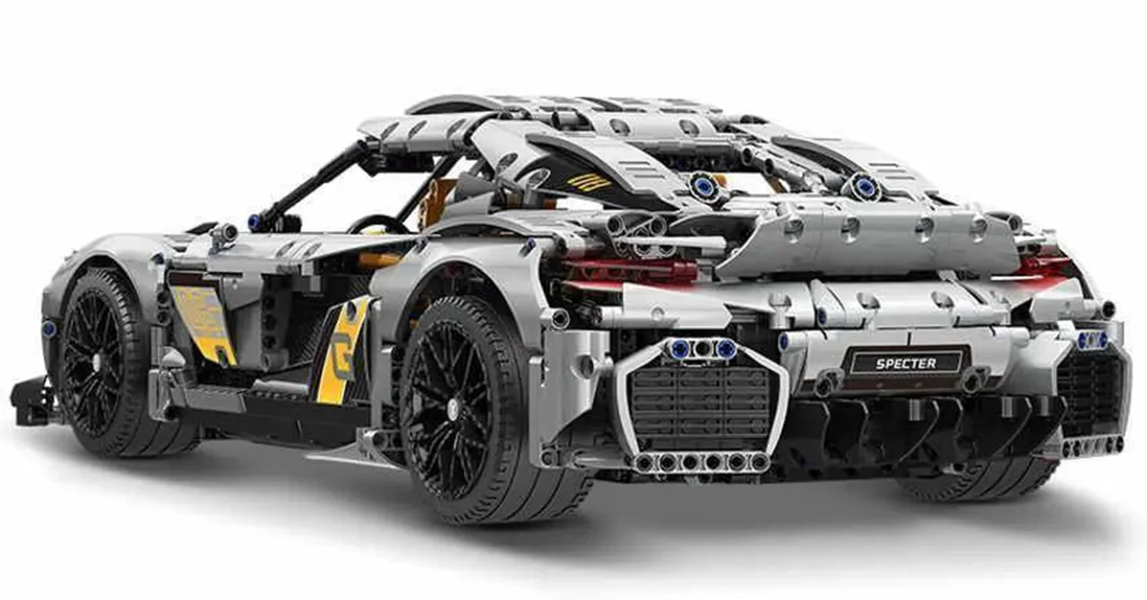 نمای نزدیک از چرخها و سیستم تعلیق