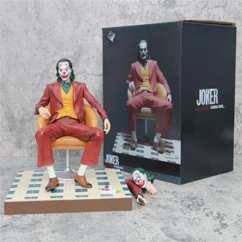 Joker Chair Action Figure - نمای جلوی فیگور  جوکر و لوازم جانبی در کنار جعبه