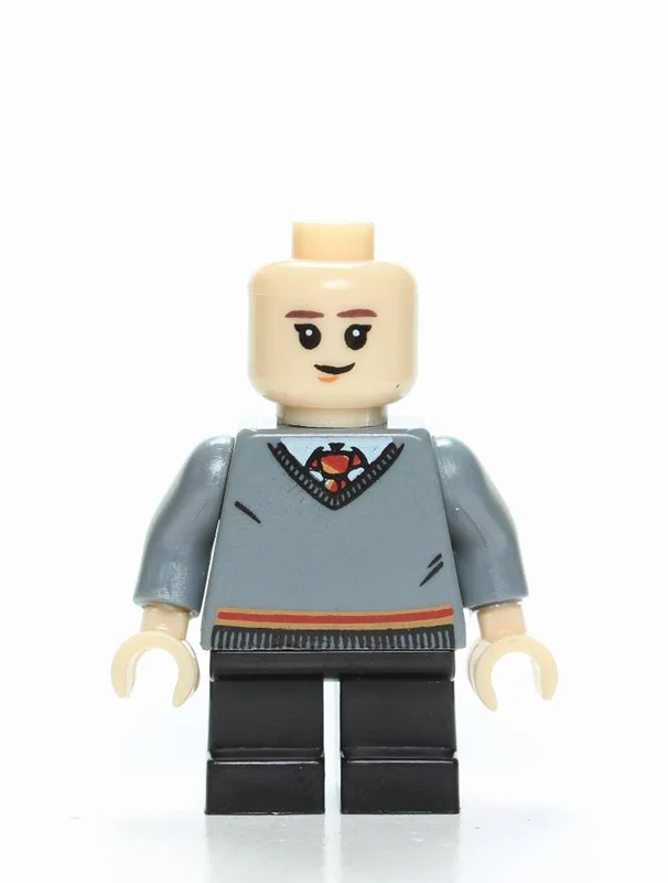 نمای جلو مینی فیگور لگو هرماینی گرنجر بدون مو