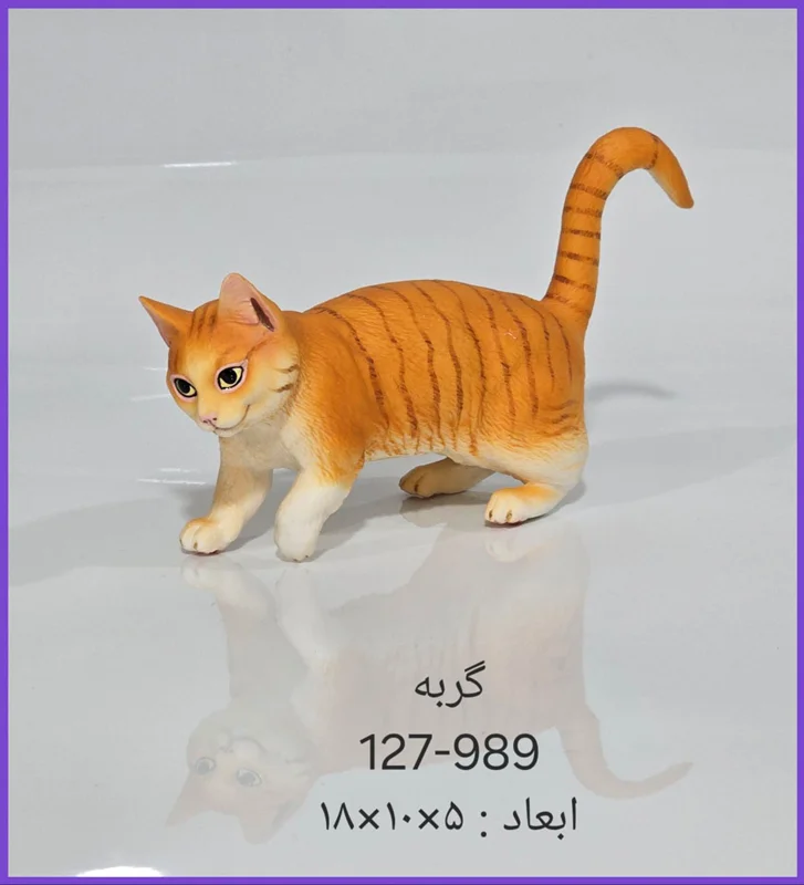 نمای نزدیک از جزئیات فیگور گربه قرمز قهوهای