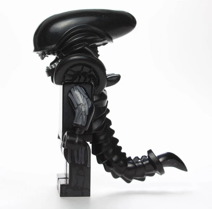 فیگور شخصیت زنومورف نمای کنار جلو با دهان باز و دندانهای تیز