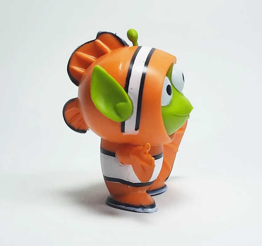 فیگور بیگانه سهچشمی در لباس نمو نمای چپ