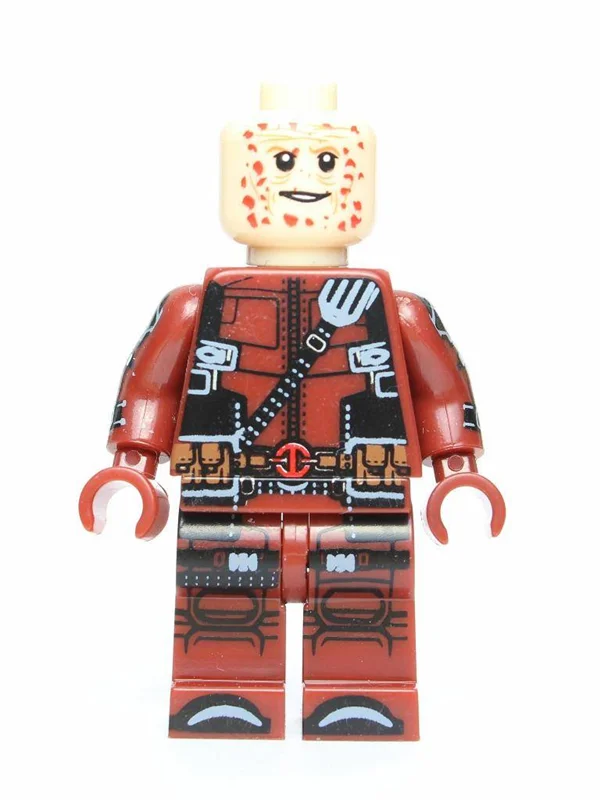 جزئیات مینی فیگور Deadpool از لگو با شمشیر و تفنگ