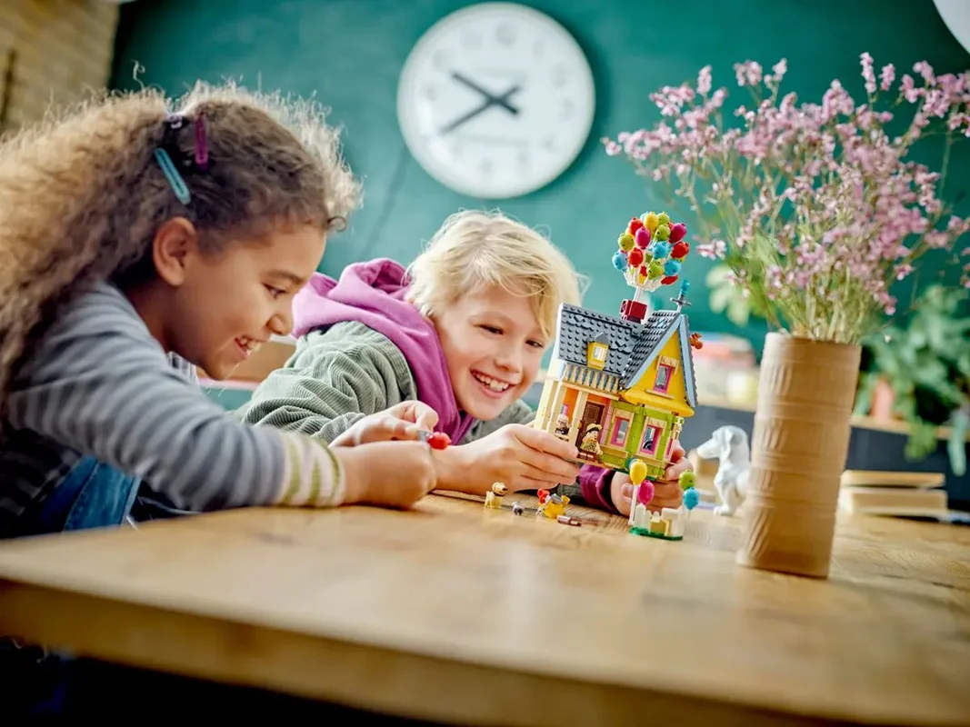 "LEGO Disney and Pixar ‘Up’ House Disney 100 - مجموعه ساختنی خانه کارل و راسل از انیمیشن UP، شامل فیگورهای کارل، راسل و داگ."