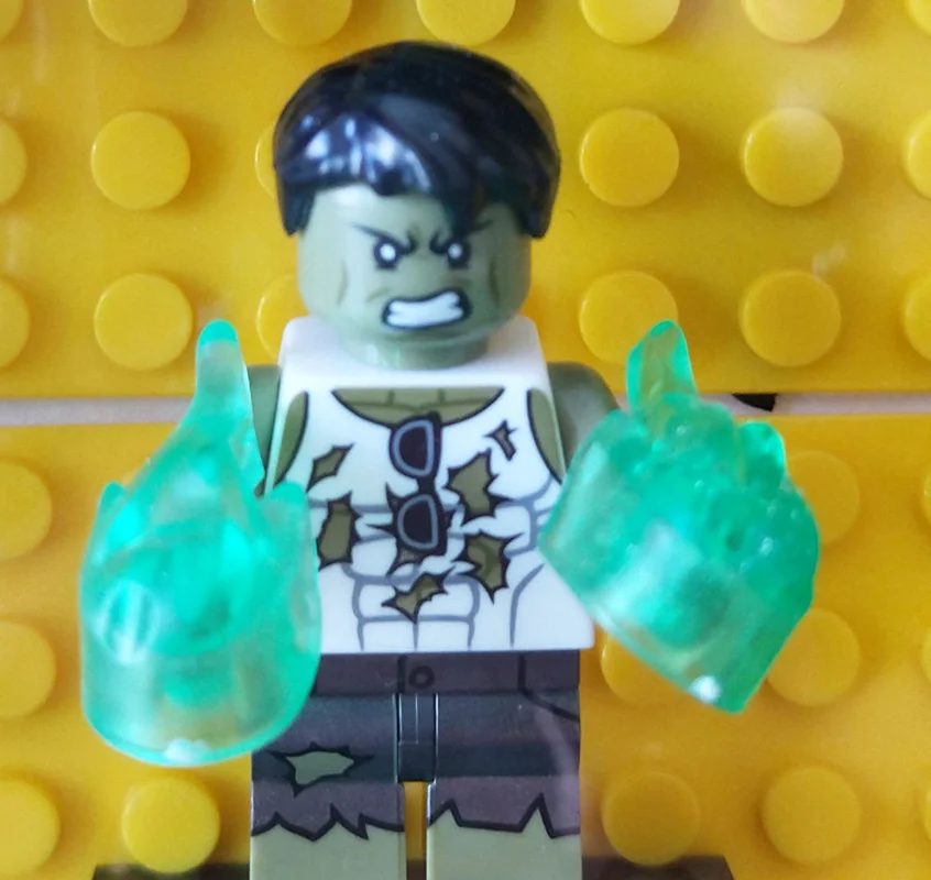 مینی فیگور Pogo Hulk – نمای جلو با شعلههای سبز
