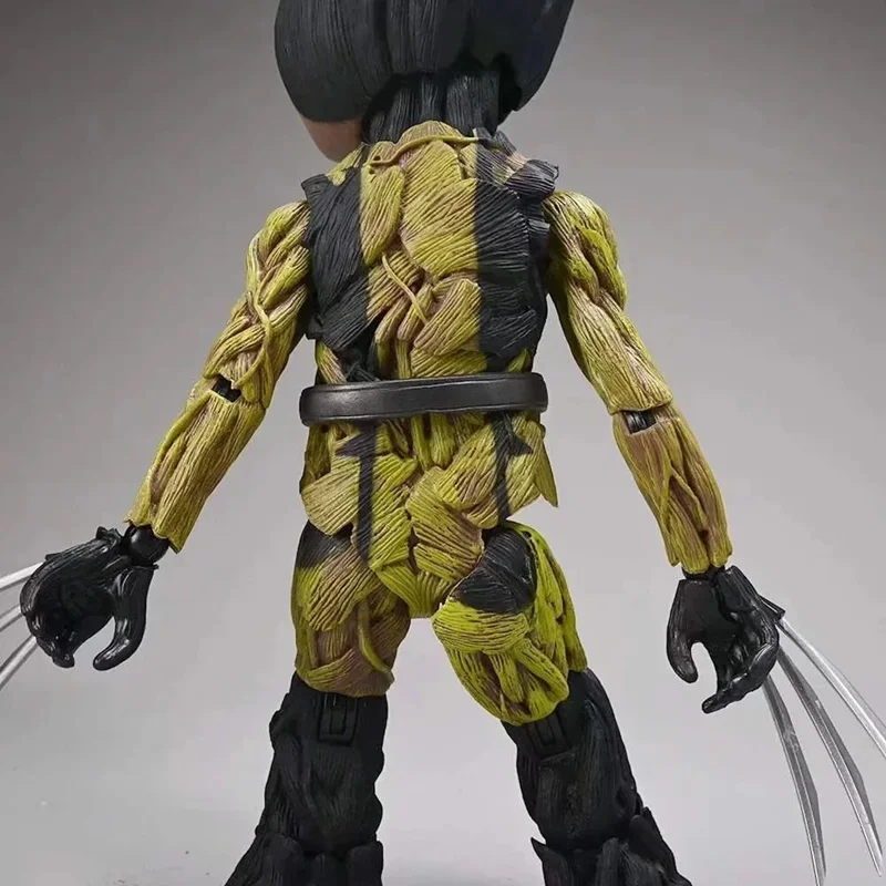 نمای پشت فیگور گروت در لباس ولورین Groot Tree Man Cos Wolverine با نمایش بافت چوبی