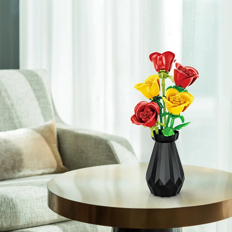 نمای روبرو از لگو گلدان دسته گل رزها قرار گرفته روی میز