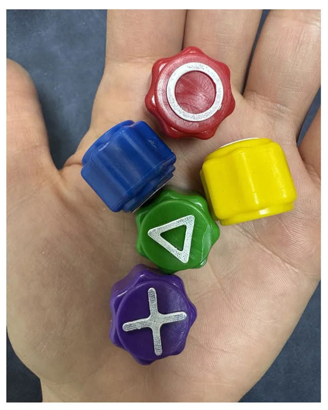 مهرههای بازی گونگی در دست