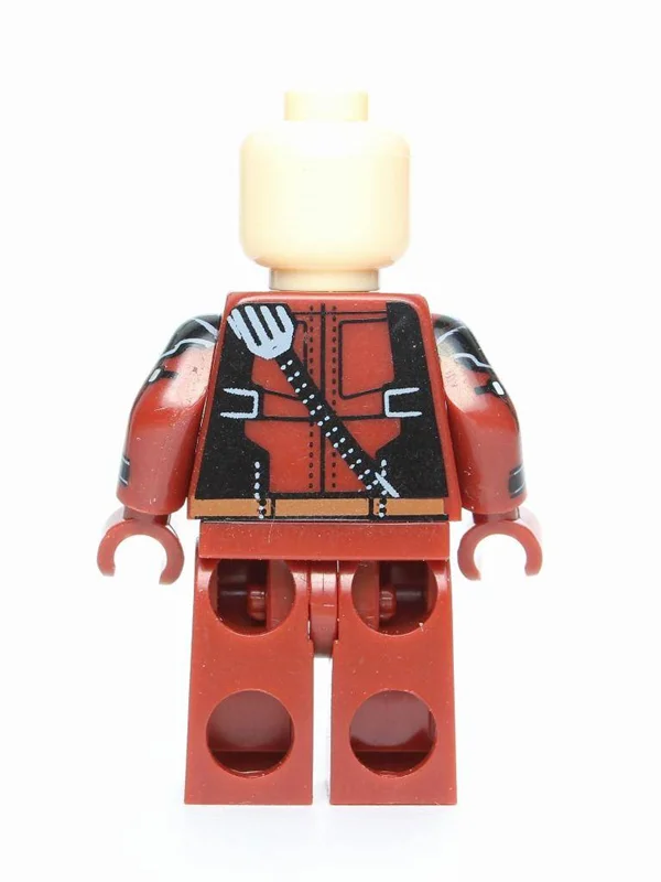 جزئیات مینی فیگور Deadpool از لگو با شمشیر و تفنگ