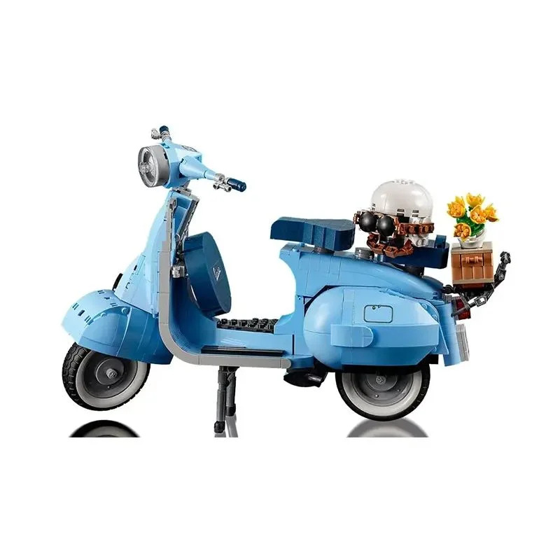نمای کنار لگو Vespa 125 ۱۹۶۰ با رنگ آبی پاستلی
