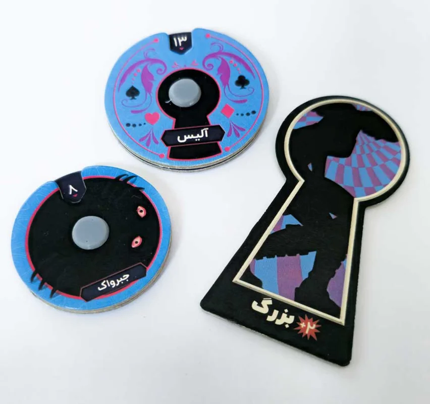 نمای نزدیک از توکنهای همرزمان مانند مرلین و هارپیها