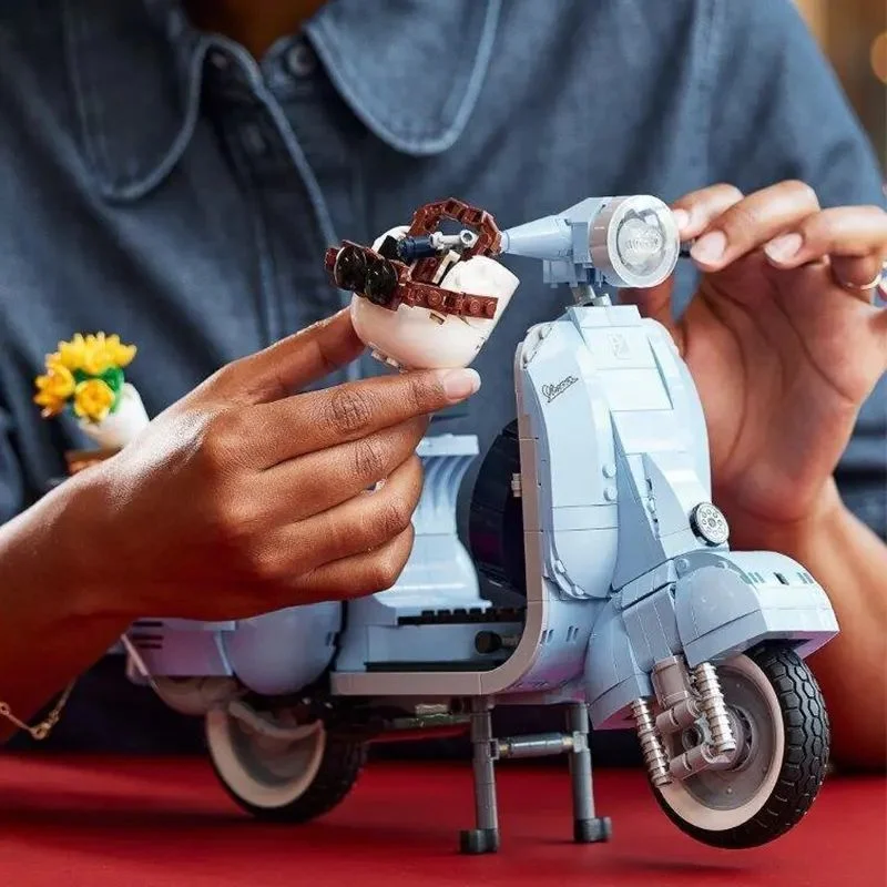لگو Vespa 125 کلاسیک در حال بازی و نمایش