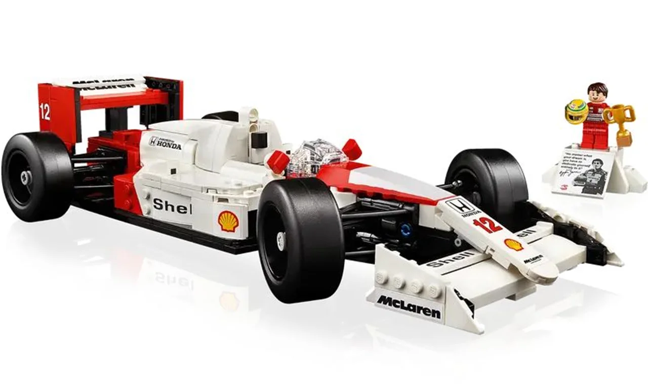 نمای سهبعدی از لگو ماشین فرمول یک McLaren MP4/4 & Ayrton Senna 10330 روی سطح نمایش