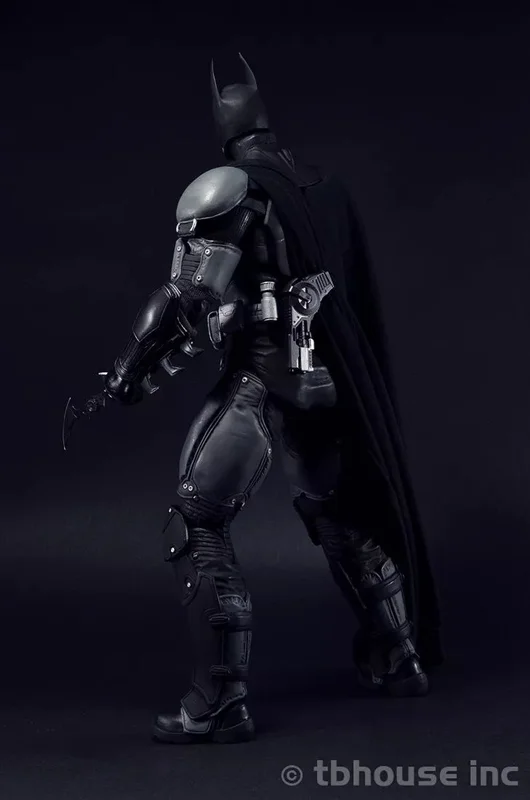 نمایش فیگور بتمن Arkham Origins با لوازم جانبی