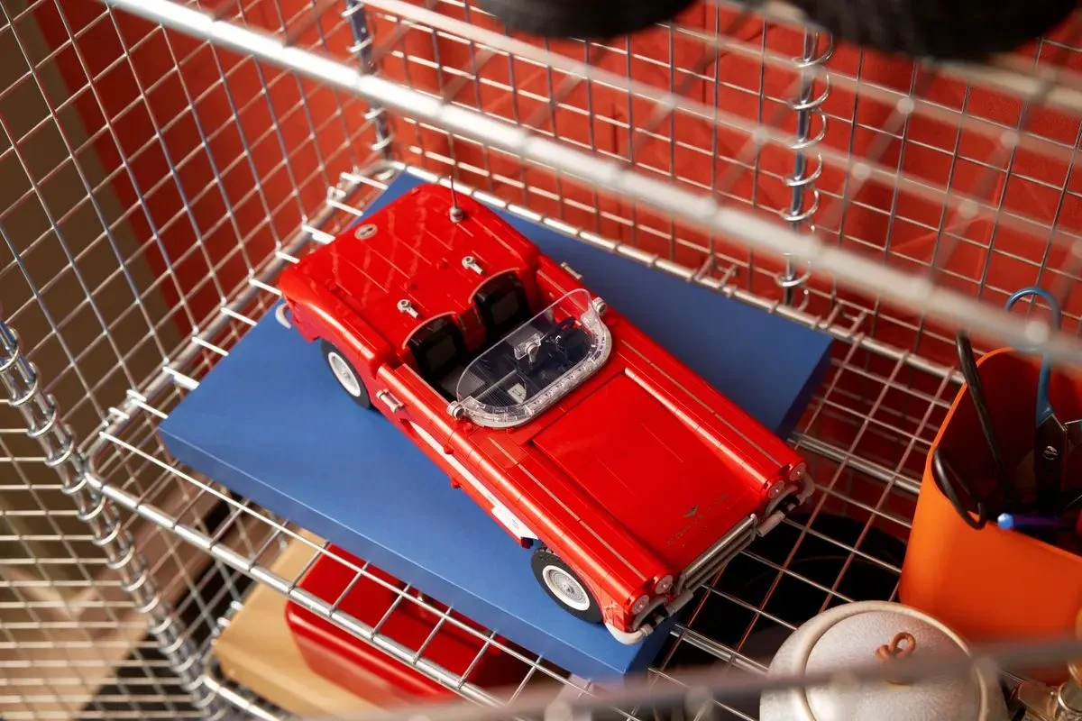 "LEGO Brand Icons Corvette 10321 - مجموعه ساختنی ماشین کلاسیک کوروت با جزئیات دقیق و طراحی زیبا."