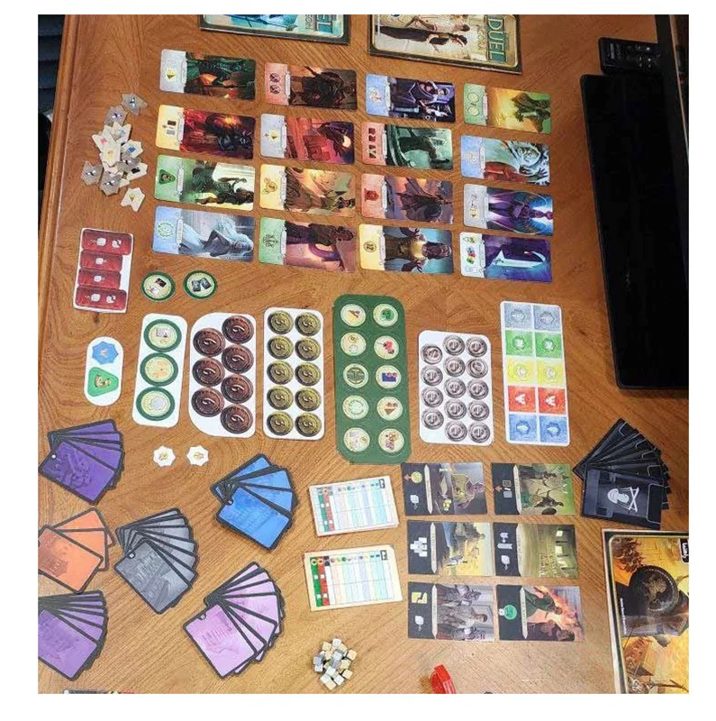 محتویات داخلی بازی عجایب هفتگانه دوئل باز شده روی میز