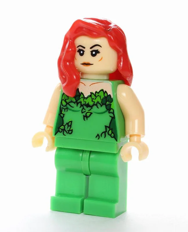 نمای مورب از چهره و جزئیات لباس مینی فیگور پویزن آیوی