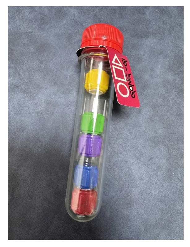 نمای نزدیک از مهرهها و لوله بازی گونگ گی گونگی