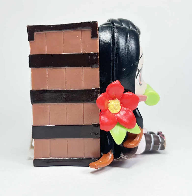 فیگور شیطان کش نزوکو کامادو Nezuko Kamado - نمای جانبی با تکیه بر جعبه