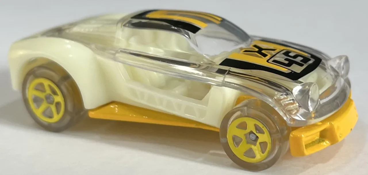 نمای نزدیک از جزئیات بدنه شفاف ماشین فلزی هات ویلز لایتنین باگ X-Raycers Hot Wheels Lightnin’ Bug