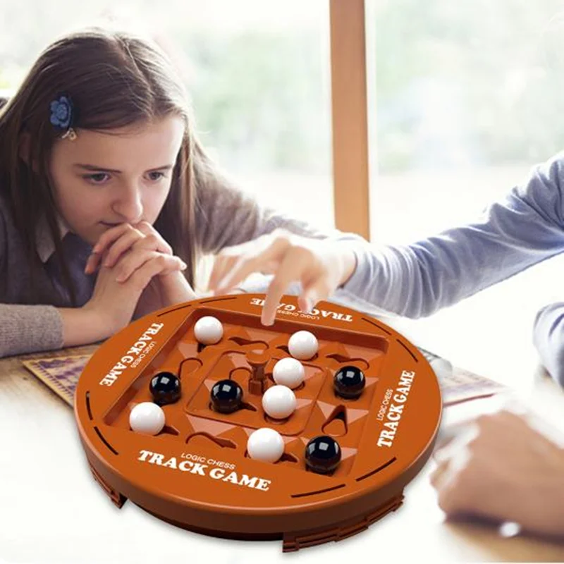تصویر بازیکنان در حال بازی شطرنج اوربیتال Orbital Chess