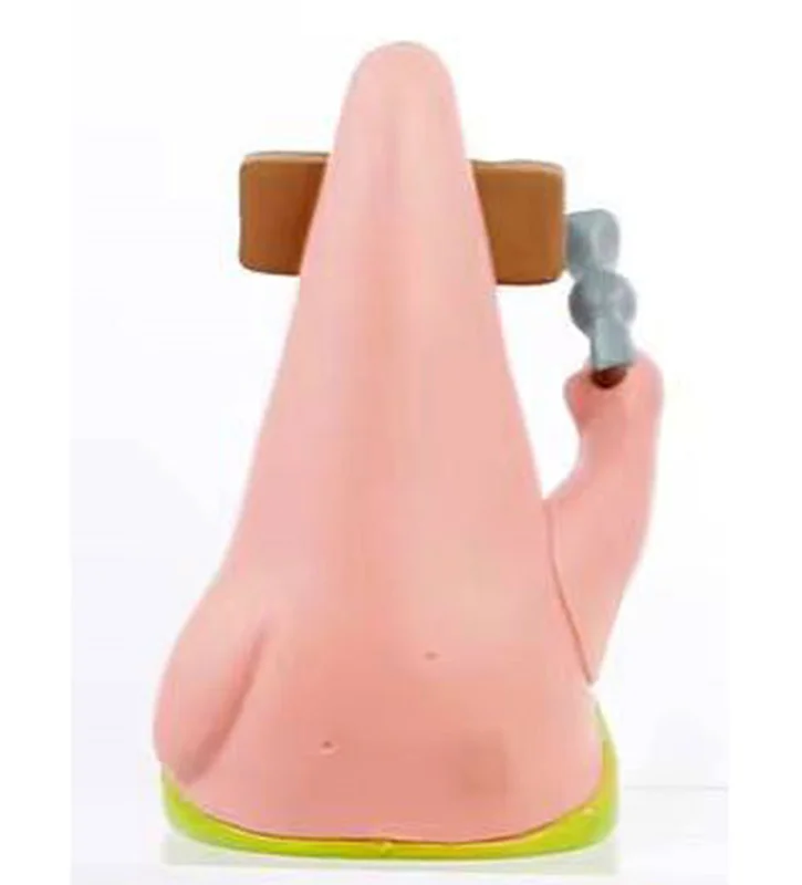 پشت فیگور پاتریک با چکش و تخته میخ شده بر سر