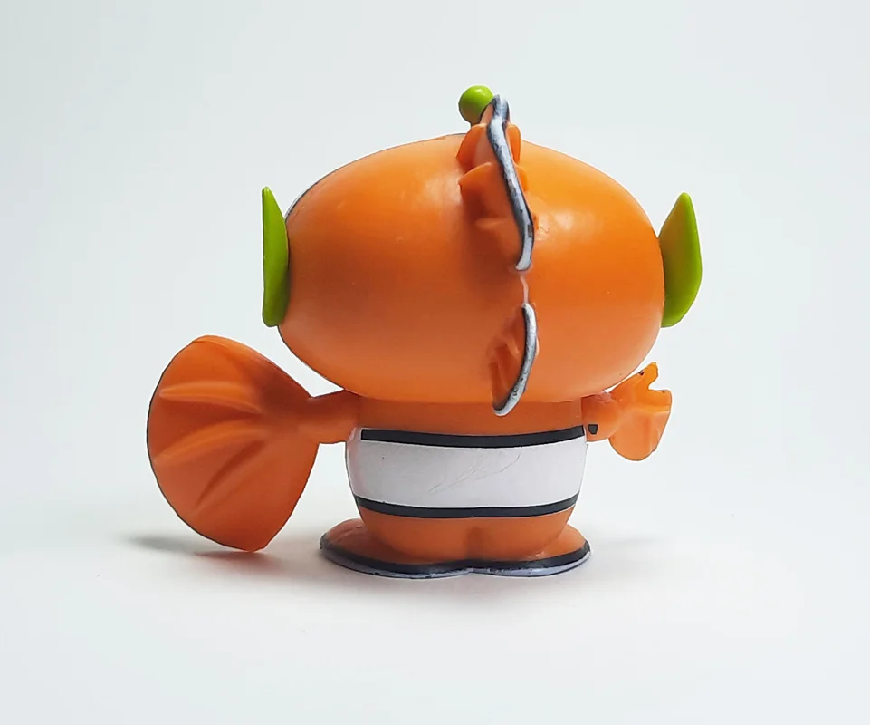 فیگور بیگانه سهچشمی در لباس نمو نمای پشت