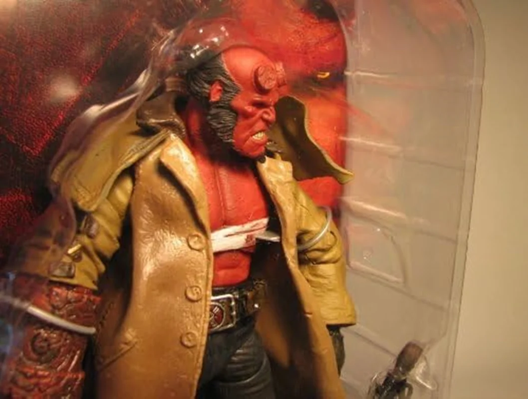 خرید فیگور مزکو «هلبوی: پسر جهنمی زخمی» Mezco Hellboy Wounded Hellboy Ver HB Series II Figure