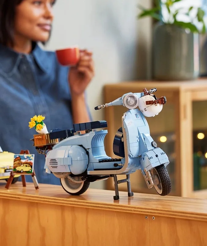 لگو Vespa 125 کلاسیک در دکور اتاقی سبک رترو