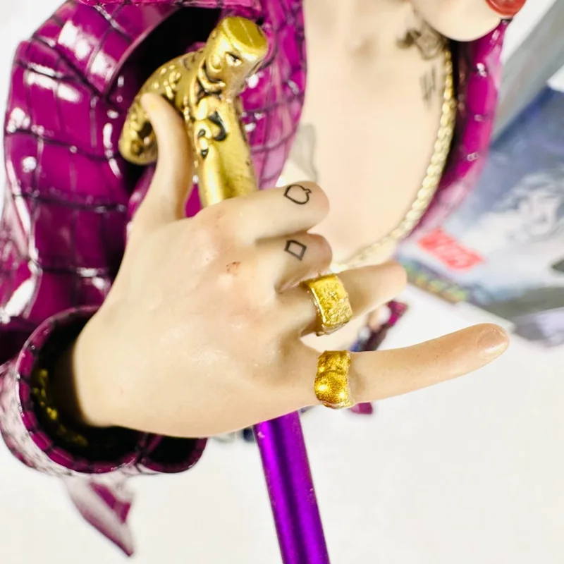 نمای انگشتر ها و عصا فیگور جوکر جوخه انتحاری