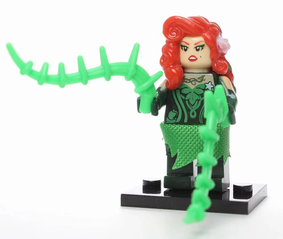 نمای جانبی از فیگور Poison Ivy با جزئیات لباس و فرم صورت