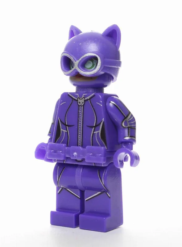 نمای پشت مینی فیگور زن گربهای Catwoman با شلاق